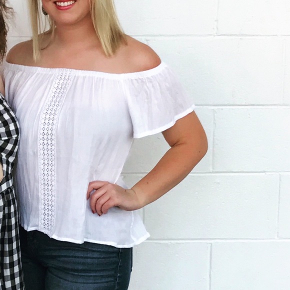 Tops - White off-the-shoulder top